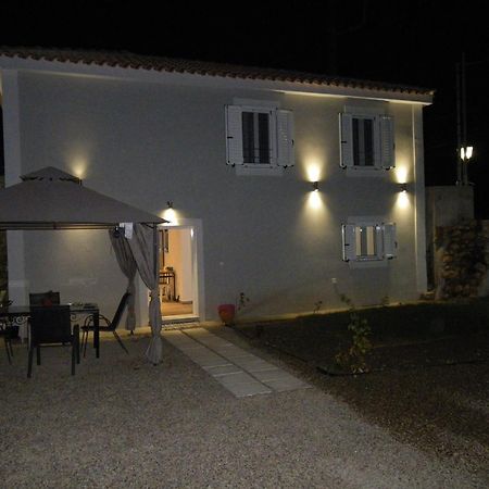 Villa Vikou House Yírion Exterior foto